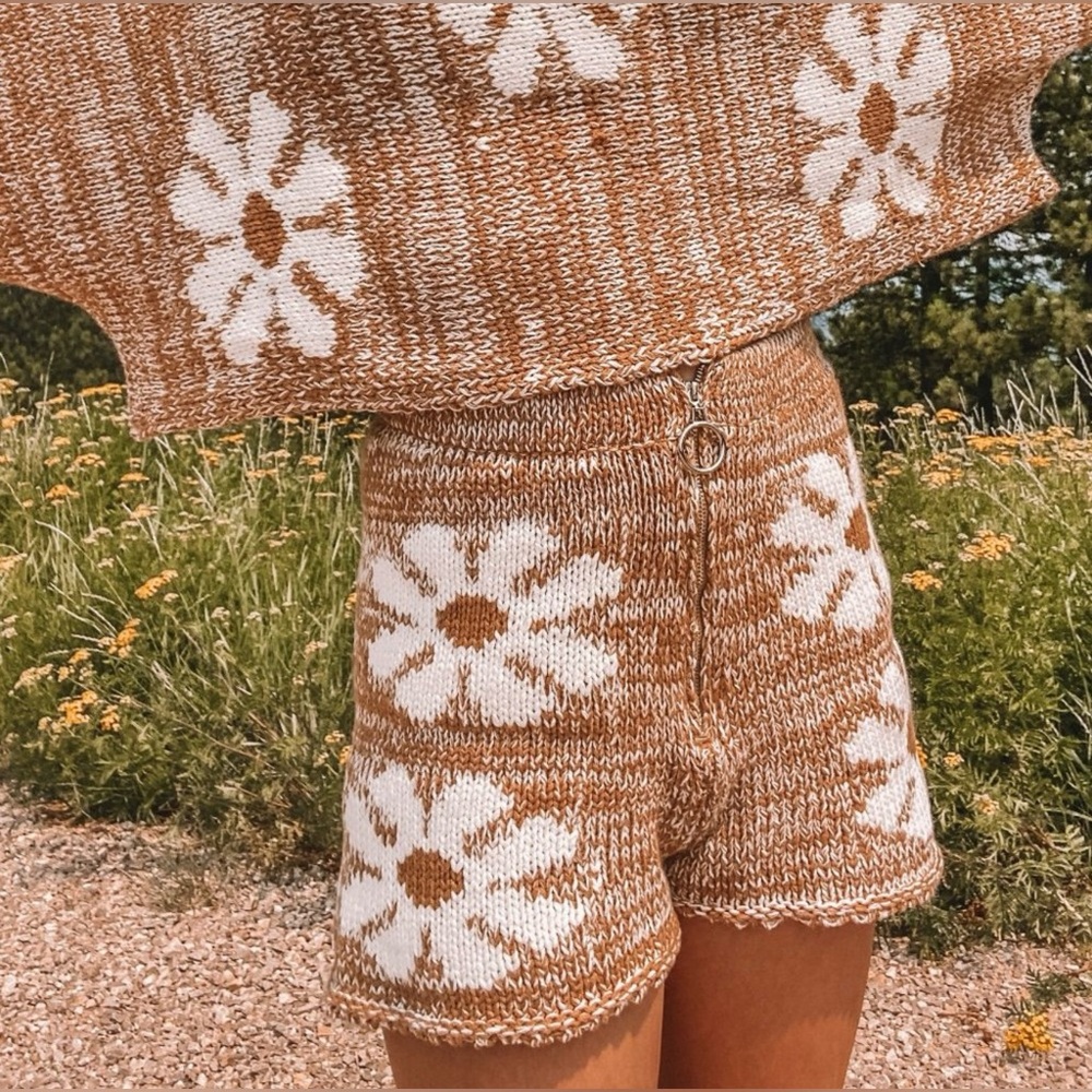 STORIA FLORAL SWEATER SET (BLACK/WHITE) - Picture 4 of 16